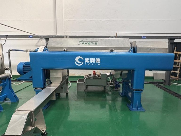 Three-phase decanter centrifuge on the extraction line